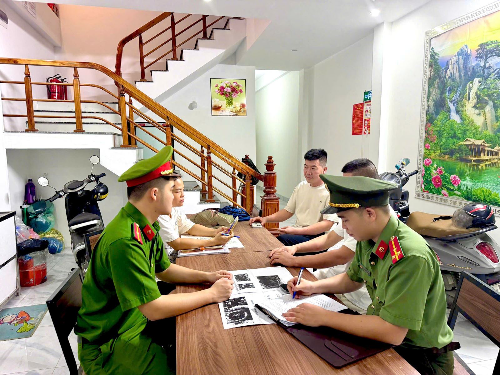 Công an xã Cẩm Khê kiểm tra và quản lý người nước ngoài tạm trú