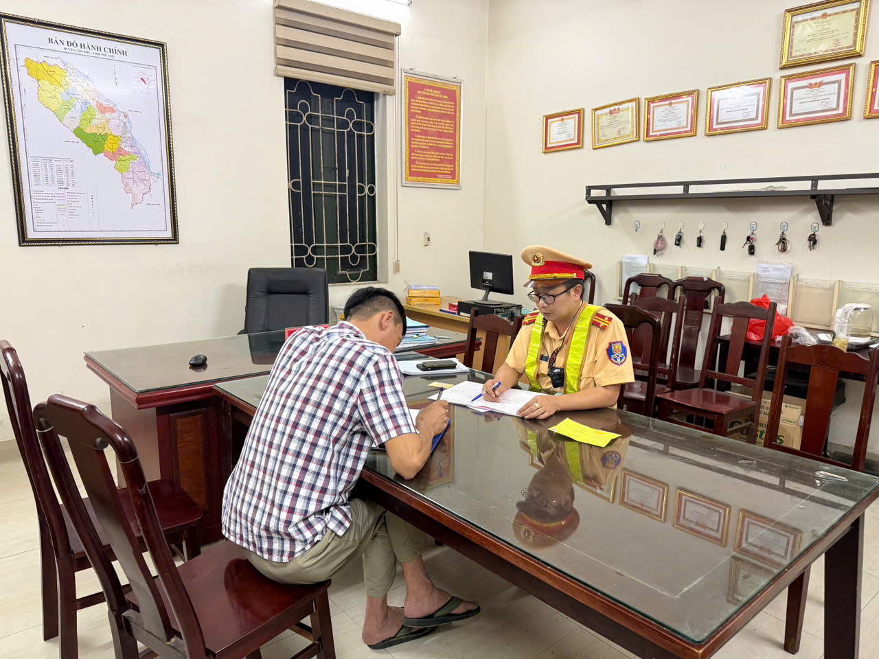 Tài xế tại Cẩm Khê làm việc với CSGT về hành vi lắp thêm đèn chói mắt trên xe tải Tài xế tại Cẩm Khê làm việc với CSGT về hành vi lắp thêm đèn chói mắt trên xe tải